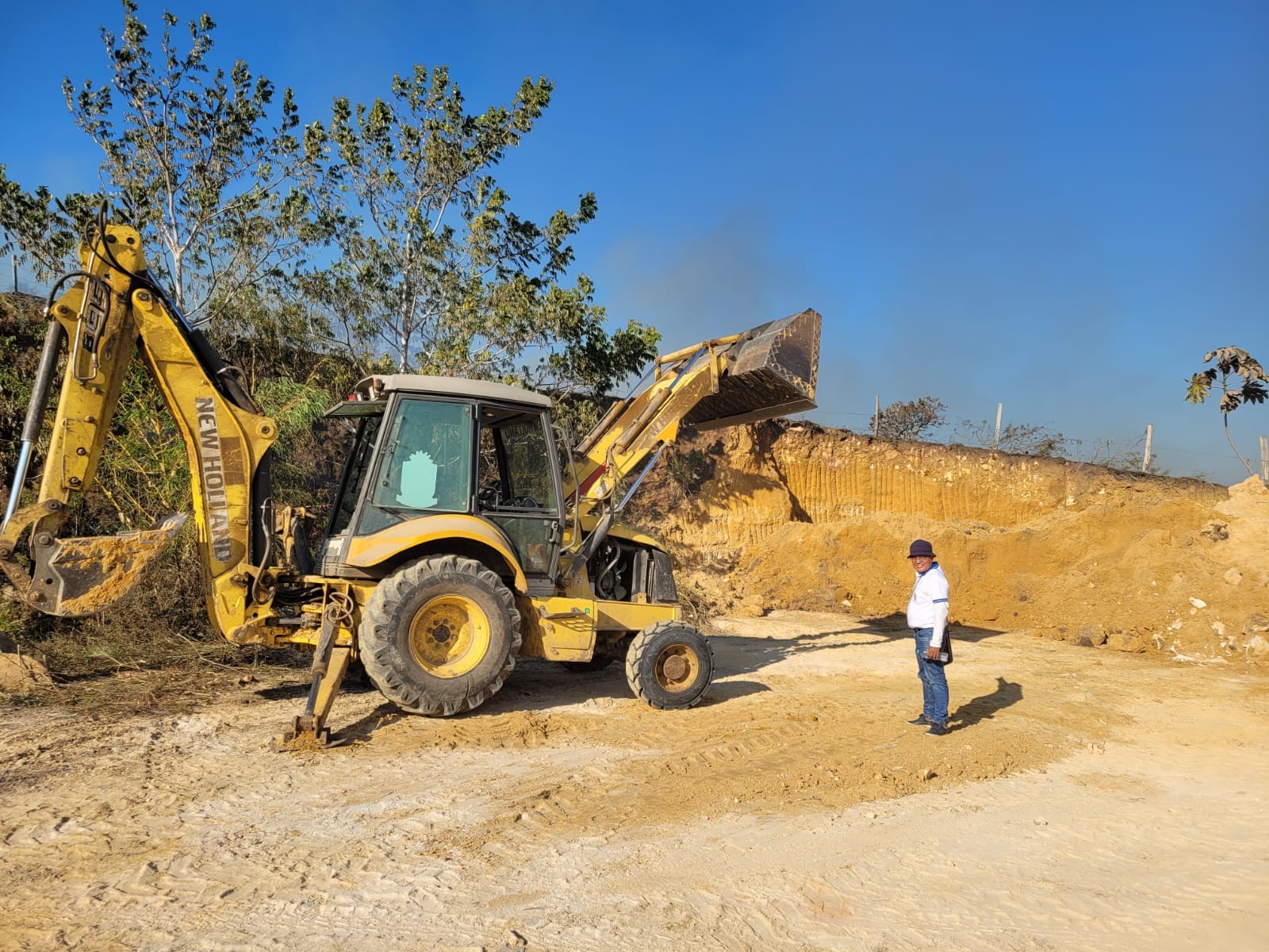 ALCALDE DE MORALES RUFINO PINEDO VERIFICÓ HOY EL AVANCE DE LOS TRABAJOS DE MEJORAMIENTO DE LA CARRETERA OASIS- ANDIVIELA. 