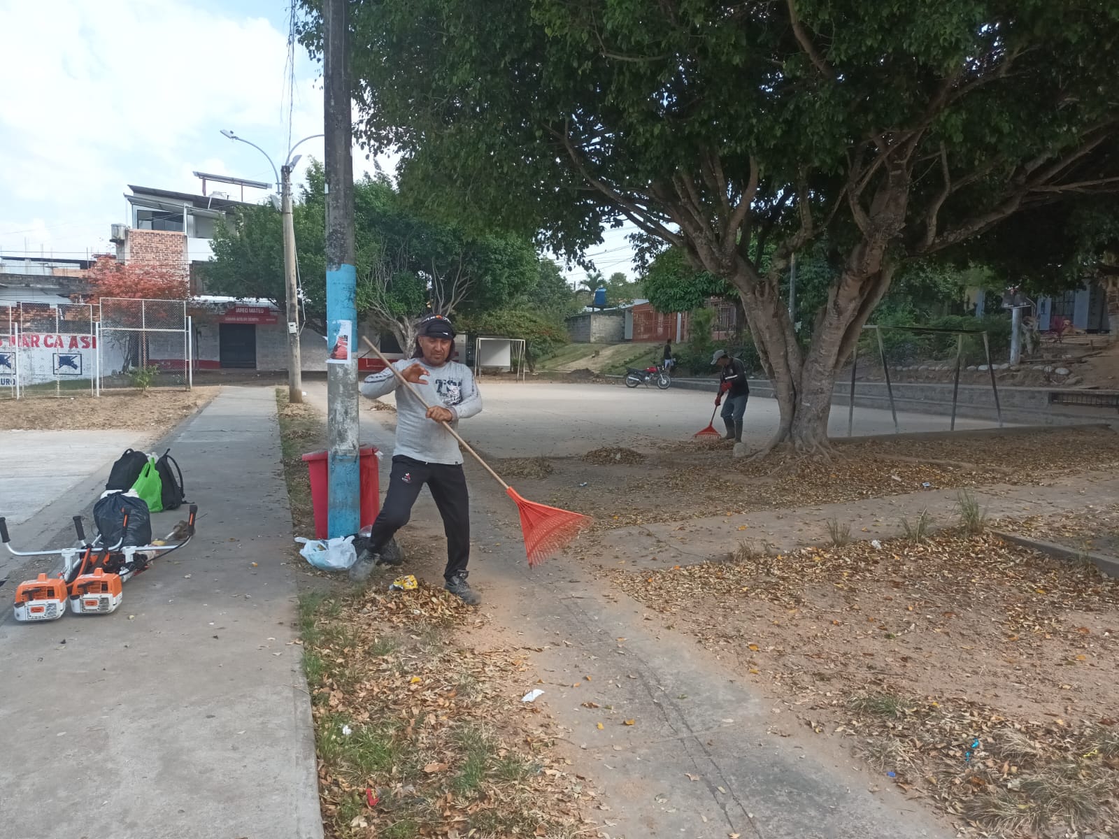 MUNICIPALIDAD DE MORALES REALIZA MANTENIMIENTO DE ÁREAS VERDES EN PARQUES, LOSAS DEPORTIVAS Y ALAMEDAS. 