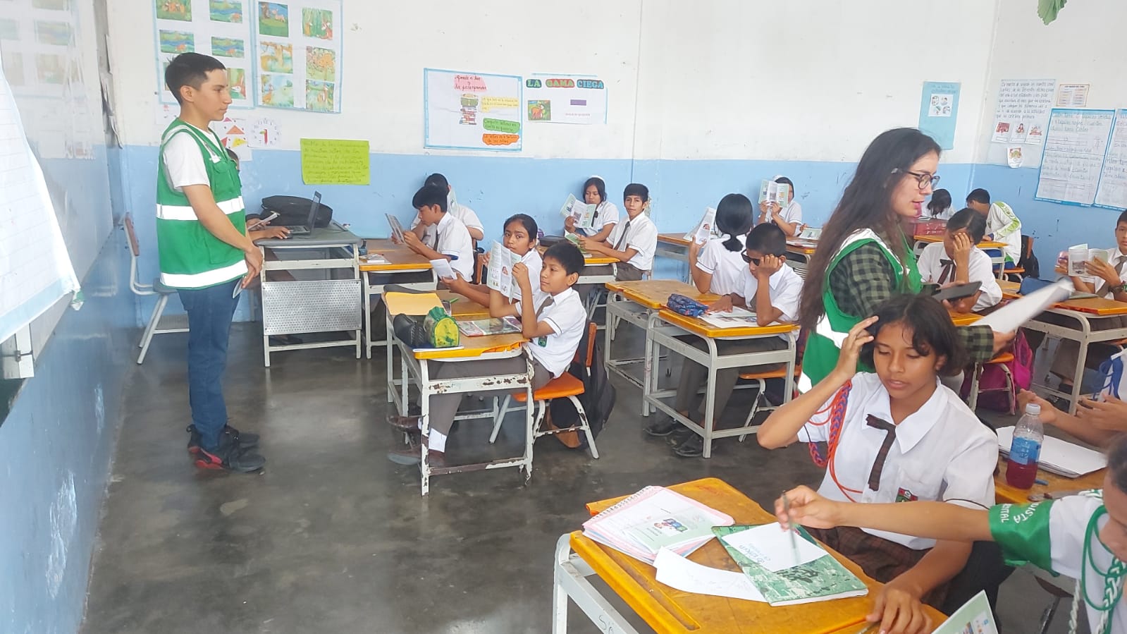 ESTUDIANTES DE LA INSTITUCIÓN EDUCATIVA MARÍA ULÍSES DÁVILA PINEDO RECIBEN CHARLA SOBRE LA FORMA CORRECTA DE SEGREGAR LOS RESIDUOS SÓLIDOS. 