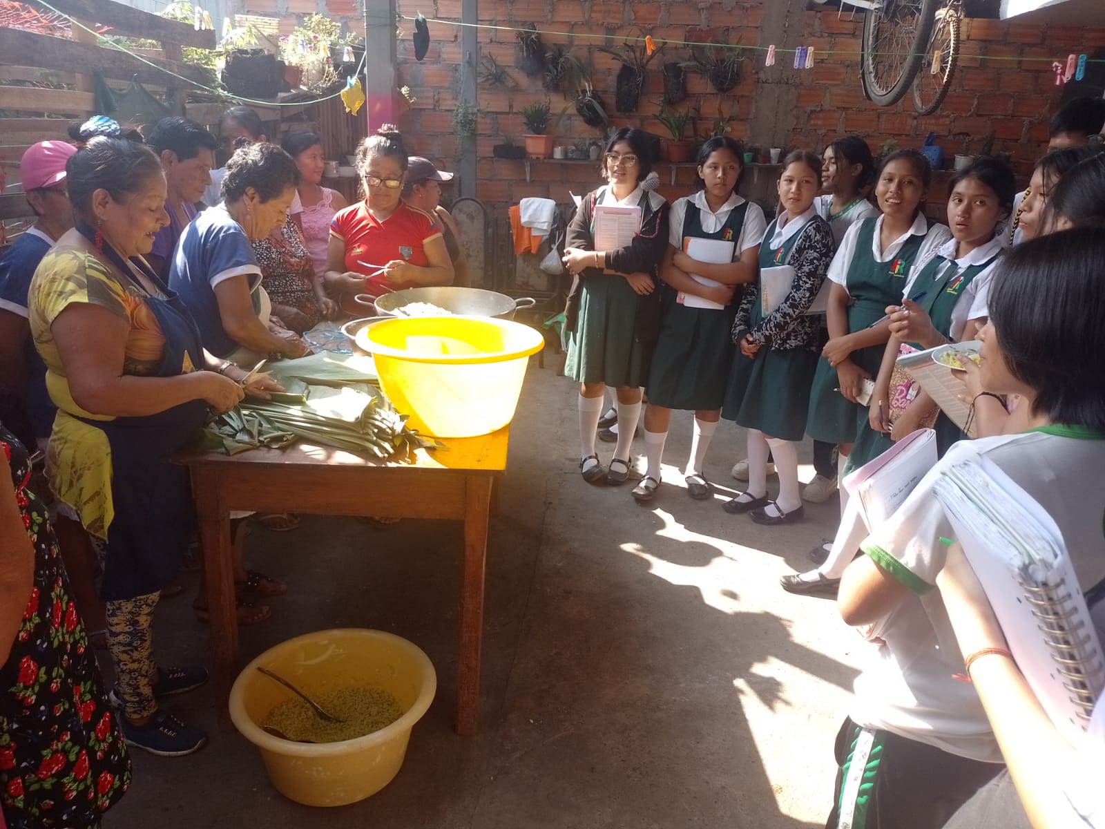 ALUMNOS DE SECUNDARIA DEL COLEGIO FRANCISCO IZQUIERDO RÍOS APRENDEN A PREPARAR EL RICO "JUANE" CON SABERES PRODUCTIVOS. 