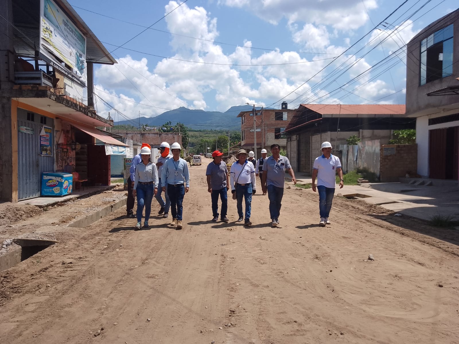 ALCALDE DEL DISTRITO DE MORALES RUFINO PINEDO INSPECCIONA AVANCE DE LOS TRABAJOS PRELIMINARES PARA EL ASFALTADO DE LOS JIRONES COMANDANTE CHIRINOS, INCLÁN, BOLOGNESI Y SAN PEDRO