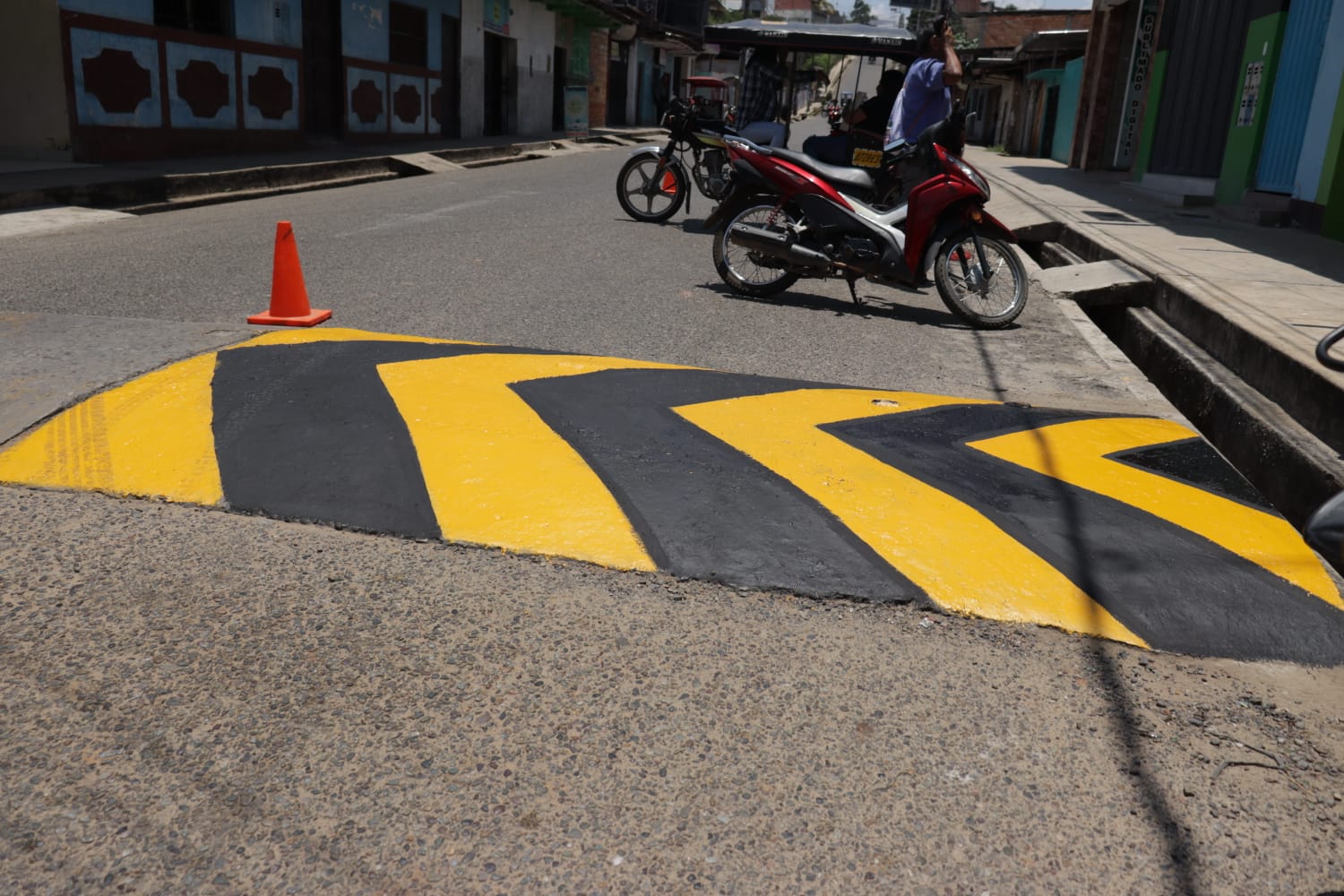 MUNICIPALIDAD DE MORALES PINTA ROMPEMUELLES PARA EVITAR ACCIDENTES DE TRÁNSITO
