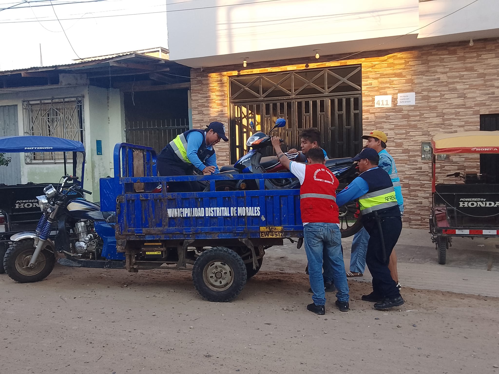 SANCIONAN CON S/. 495 A QUIENES ESTACIONEN VEHÍCULOS EN LAS VEREDAS