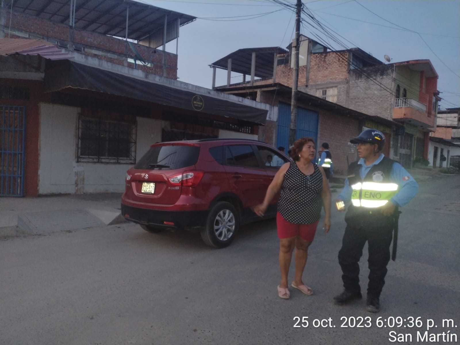 PERSONAL DE SERENAZGO APOYA A SEÑORA QUE SUFRIÓ ACCIDENTE EN LA ESQUINA DE LOS JIRONES GUEPI Y SAN MARTÍN EN DISTRITO DE MORALES. 