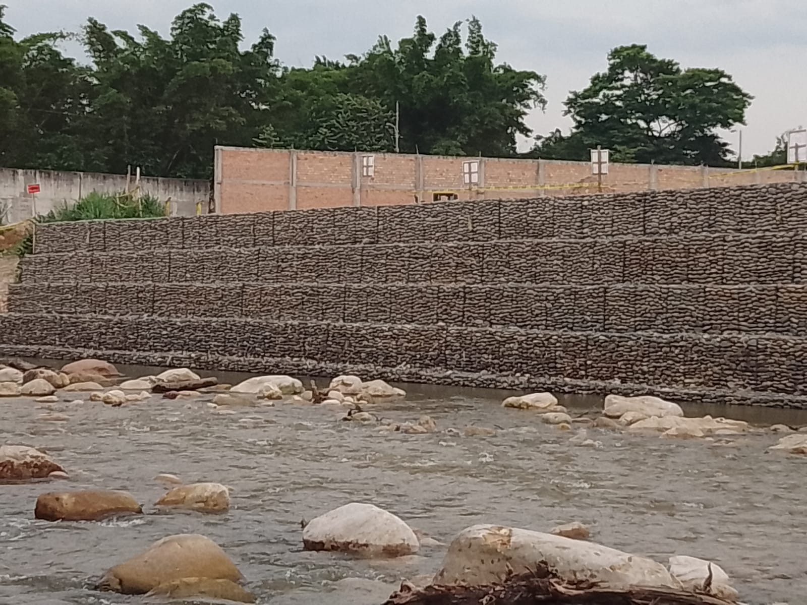 OBRA DE DEFENSA RIBEREÑA EN RÍO CUMBAZA PRESENTA UN AVANCE DEL 22%