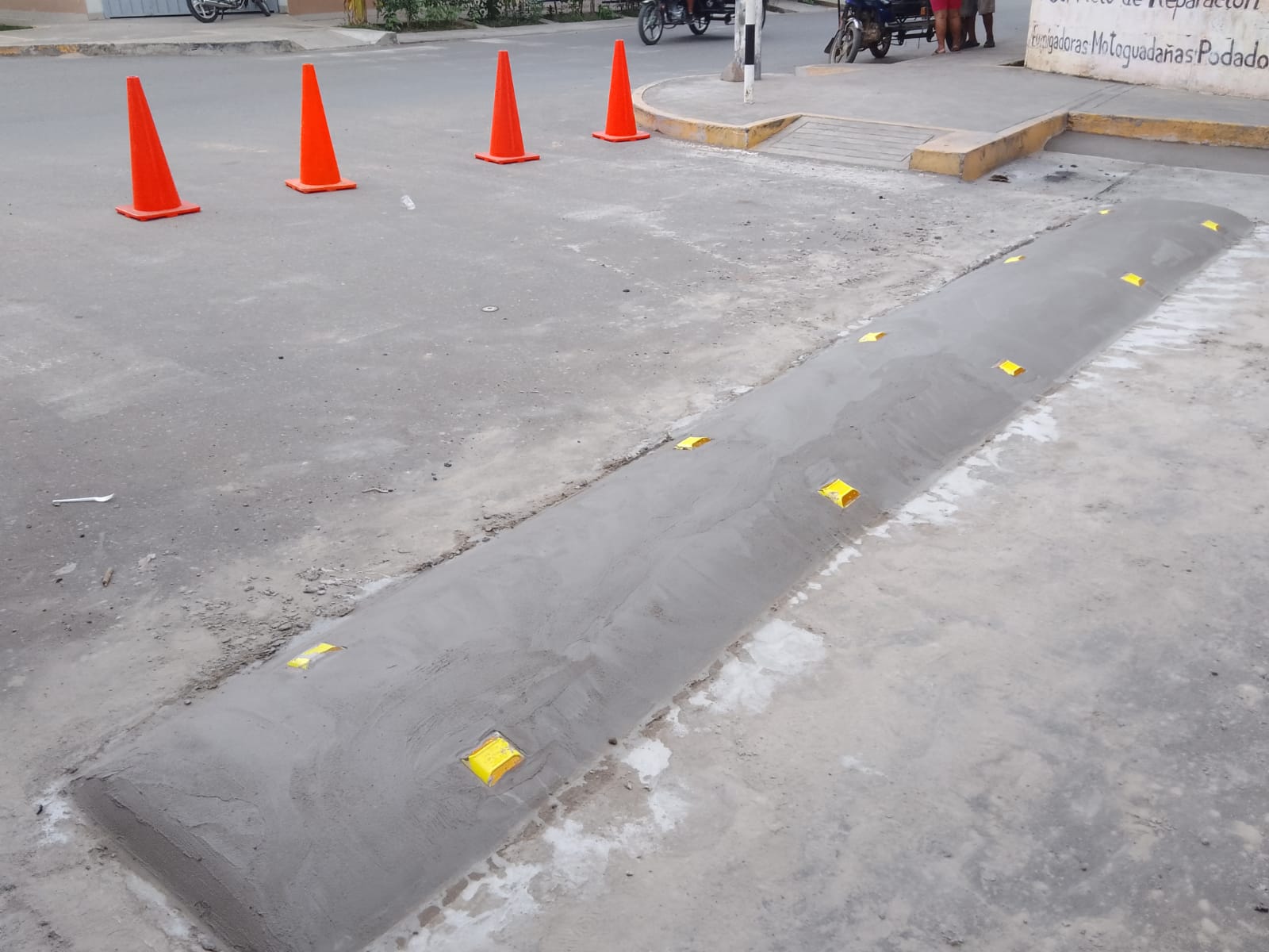 CONSTRUYEN ROMPEMUELLES EN ZONAS DE CONSTANTES ACCIDENTES EN DISTRITO DE MORALES.