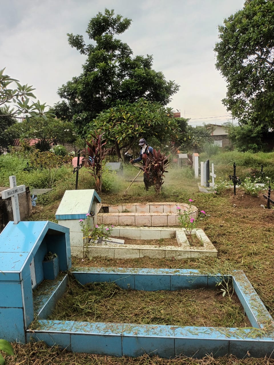 CEMENTERIO DE MORALES LIMPIO PARA RECIBIR VISITAS EN SEMANA SANTA.
