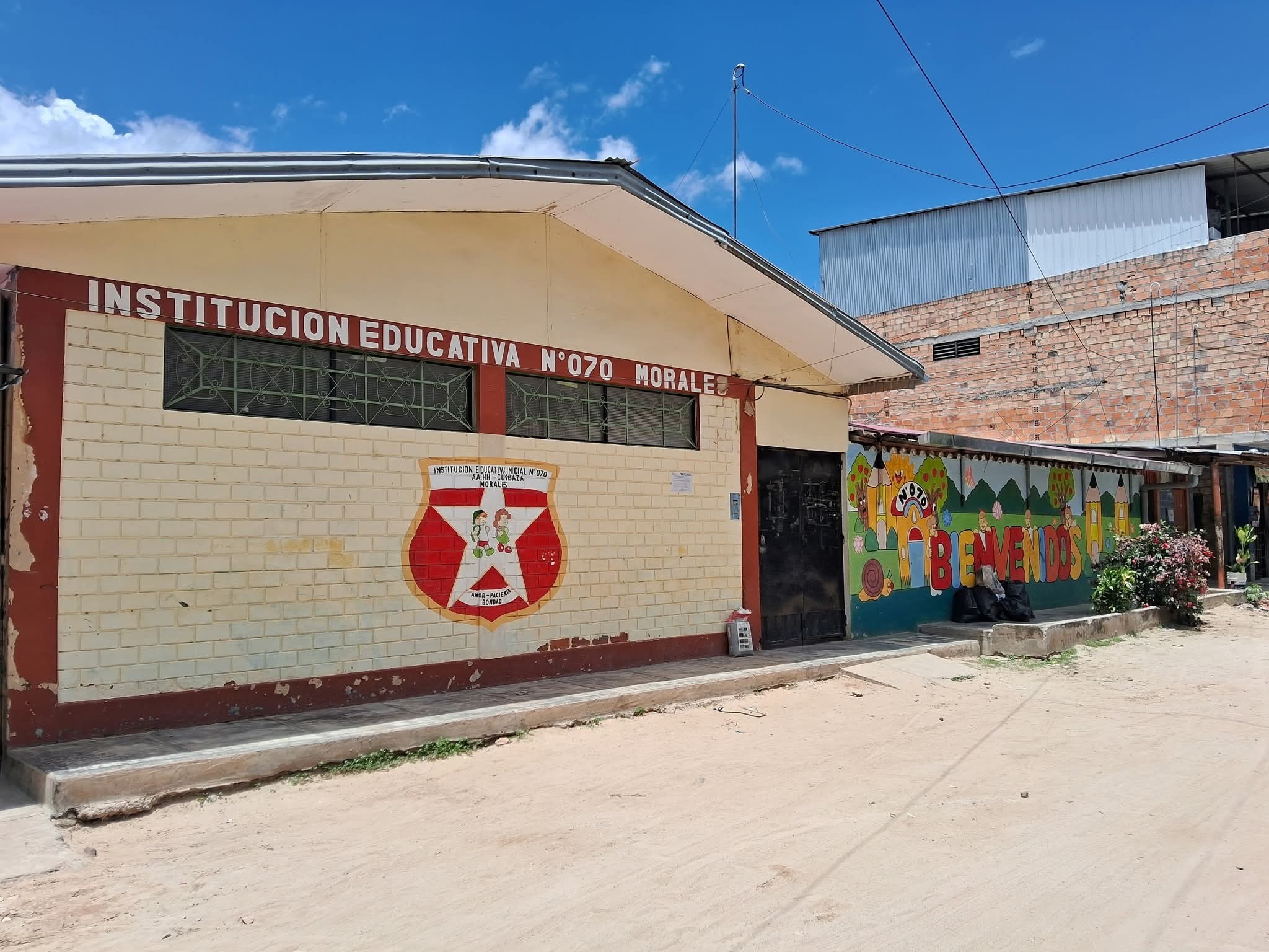 MUNICIPALIDAD DE MORALES INICIARÁ LA CONSTRUCCIÓN DEL  PATIO CON GRASS SINTÉTICO Y RENOVARÁ EL TECHO DE LAS AULAS DE LA INSTITUCIÓN EDUCATIVA INICIAL No 070 DEL ASENTAMIENTO HUMANO CUMBAZA. 
