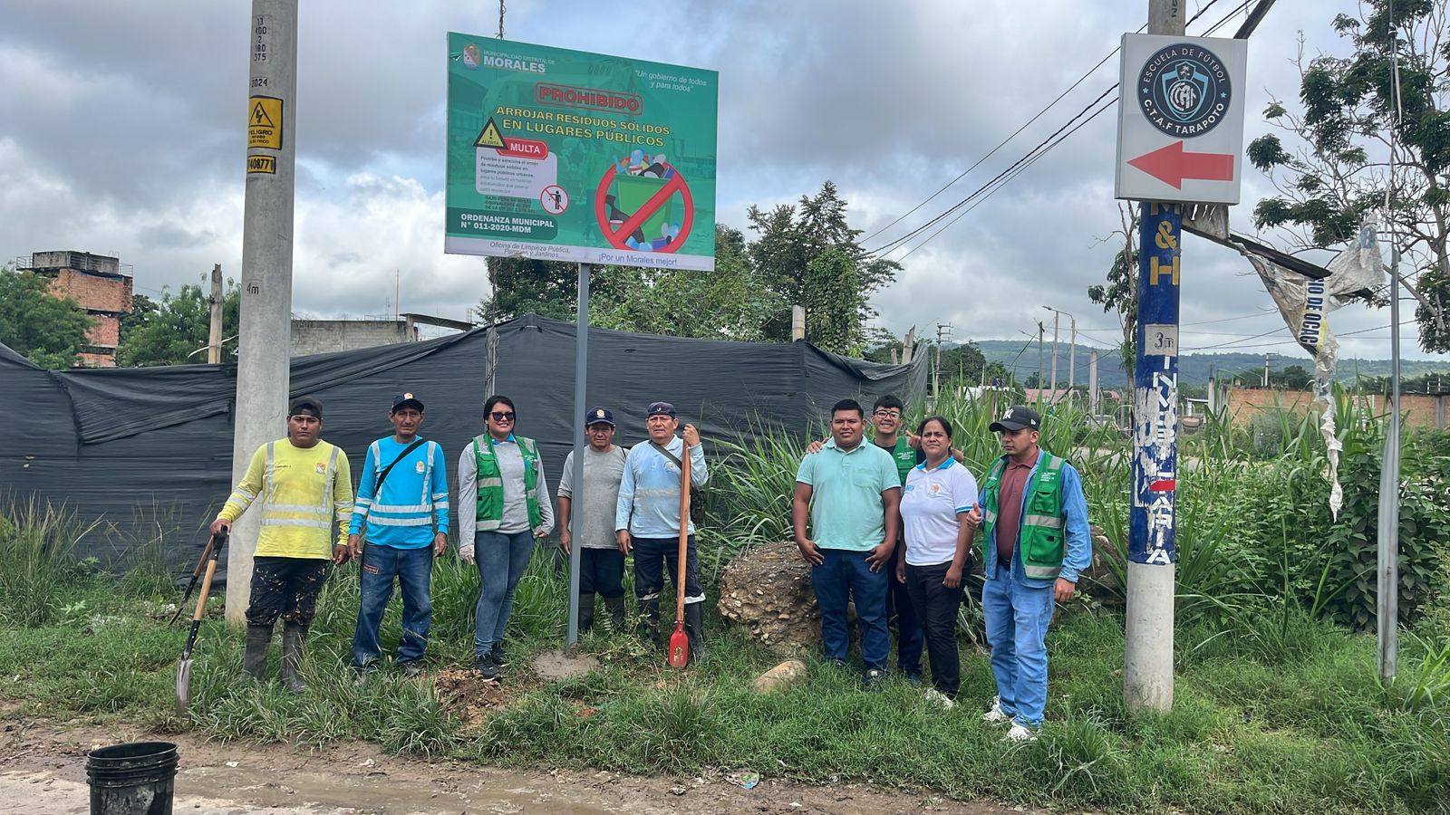 RECUPERAN ESPACIO PÚBLICO Y COLOCAN LETREROS DE NO ARROJAR BASURA