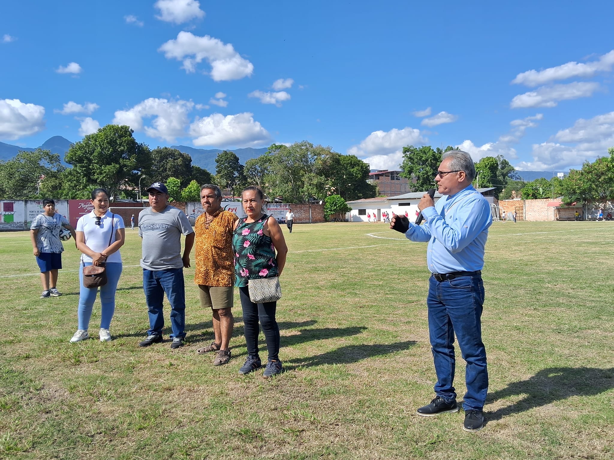 ALCALDE RUFINO PINEDO INFORMÓ HOY EN ESTADIO MUNICIPAL SOBRE EL AVANCE DE LOS TRABAJOS DE MEJORAMIENTO QUE SE EJECUTAN EN DICHO RECINTO DEPORTIVO. 