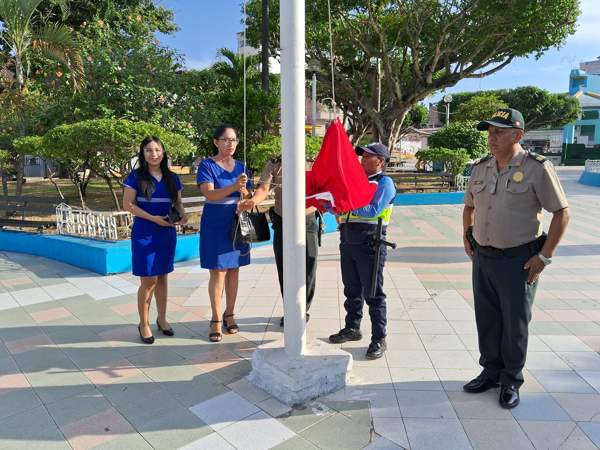 CEREMONIA DE IZAMIENTO DEL PABELLÓN NACIONAL EN PLAZA FRANCISCO BOLOGNESI DEL DISTRITO DE MORALES. 