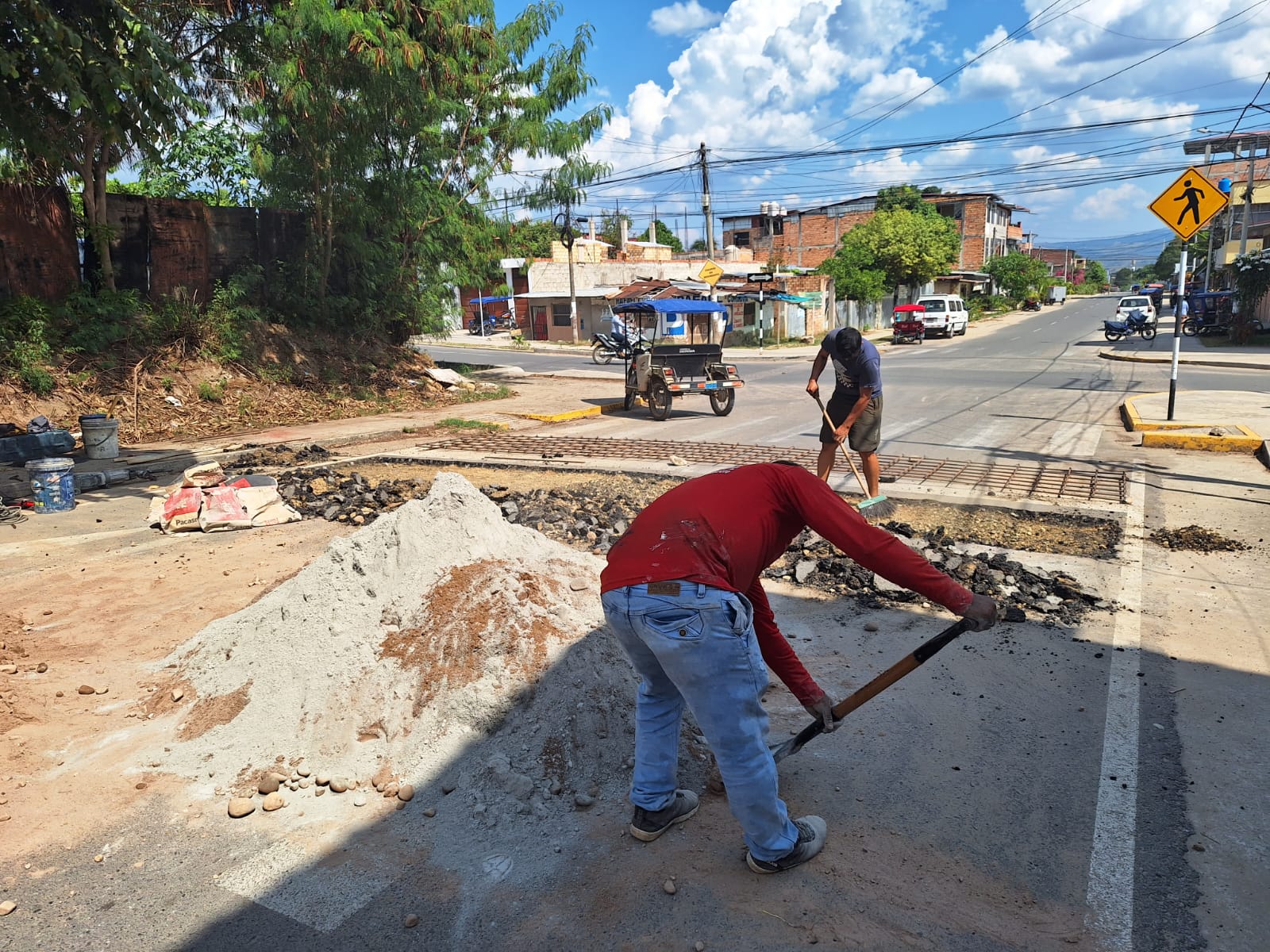 MUNICIPALIDAD DE MORALES CONSTRUYE ROMPEMUELLE EN LA ESQUINA DE LOS JIRONES TÚPAC AMARU Y FRANCISCO PIZARRO. 