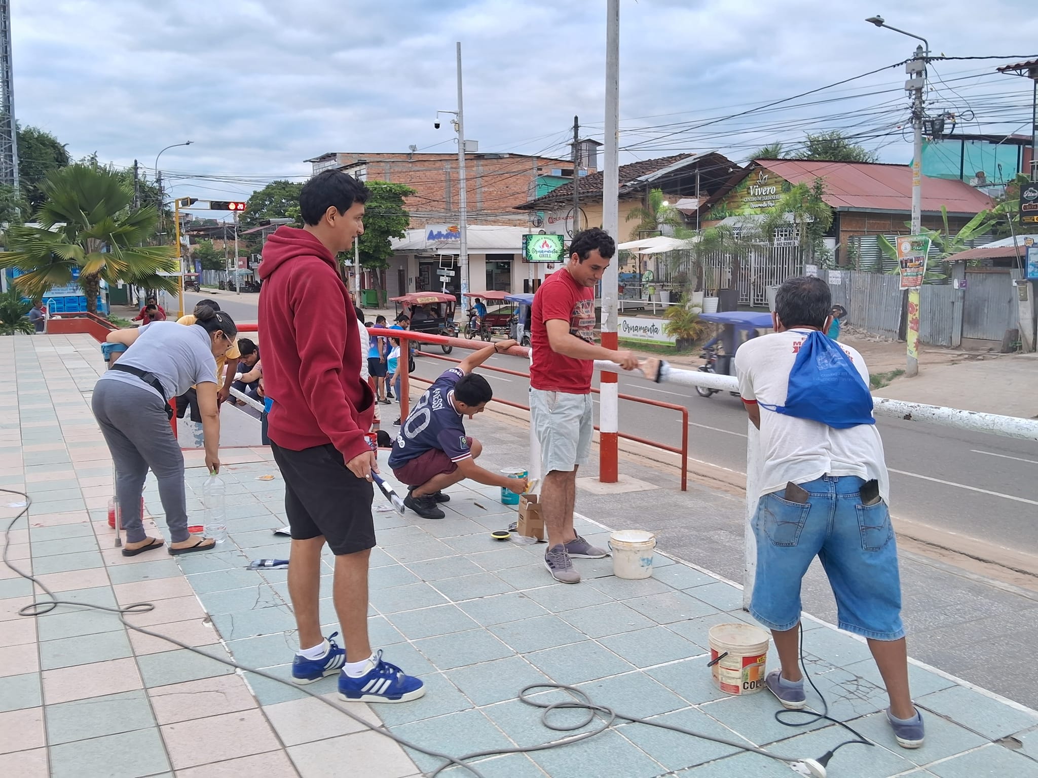 TRABAJADORES DE LA MUNICIPALIDAD DE MORALES REALIZAN EL PINTADO DE LA PLAZA FRANCISCO BOLOGNESI