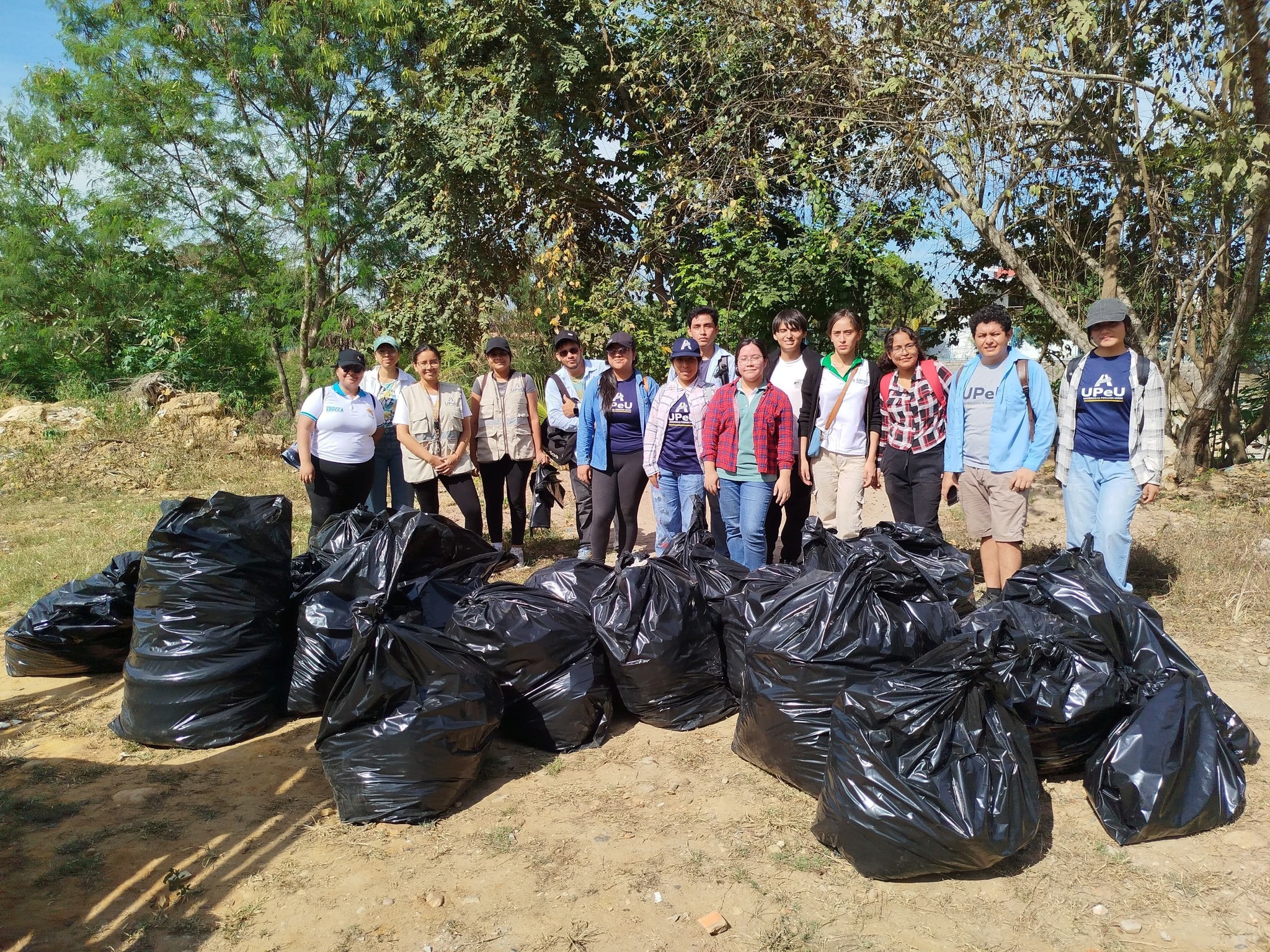 REALIZAN LIMPIEZA DE LAS RIBERAS DEL RÍO CUMBAZA EN DISTRITO DE MORALES. 