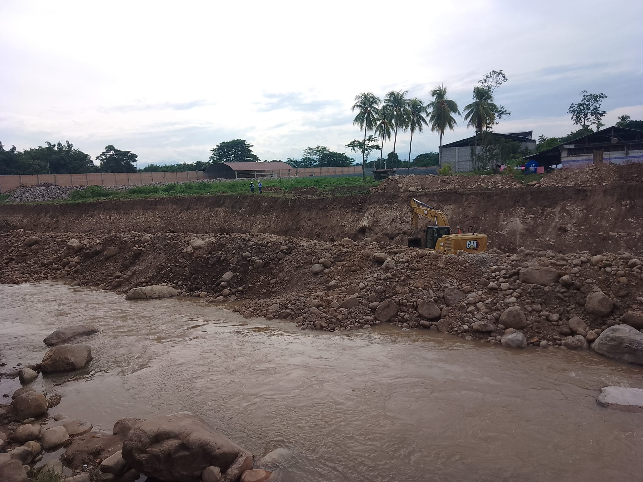 CONTINÚAN LOS TRABAJOS DE CONSTRUCCIÓN DE LA DEFENSA RIBEREÑA