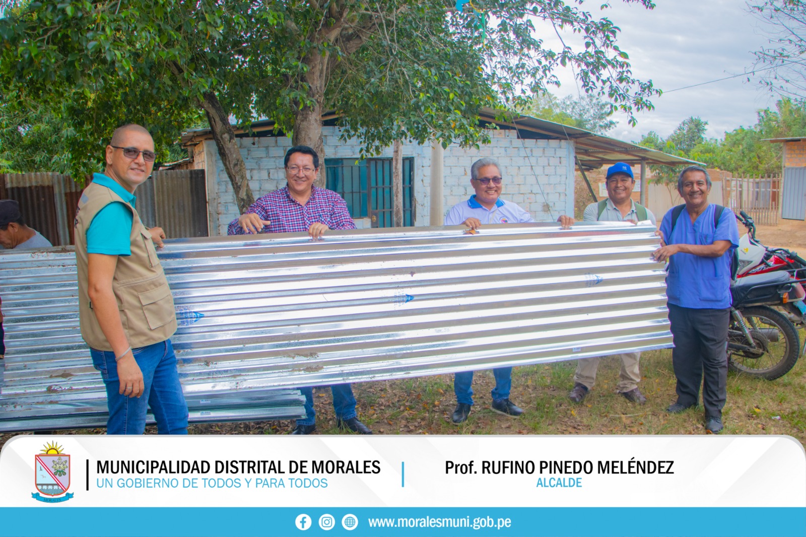 ALCALDE RUFINO PINEDO HACE ENTREGA DE CALAMINAS