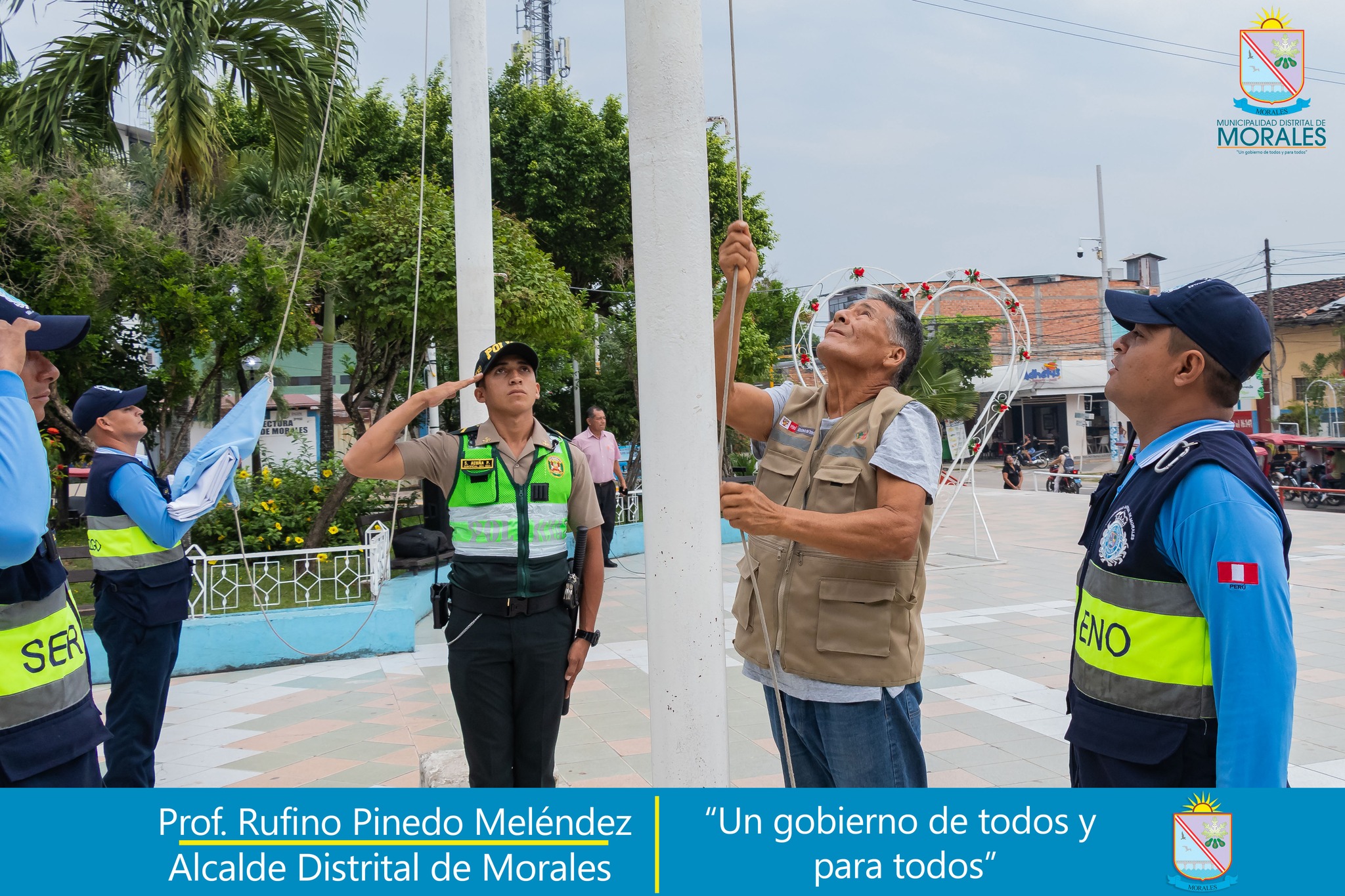 IZAMIENTO DEL PABELLÓN NACIONAL EN PLAZA FRANCISCO BOLOGNESI DEL DISTRITO DE MORALES.