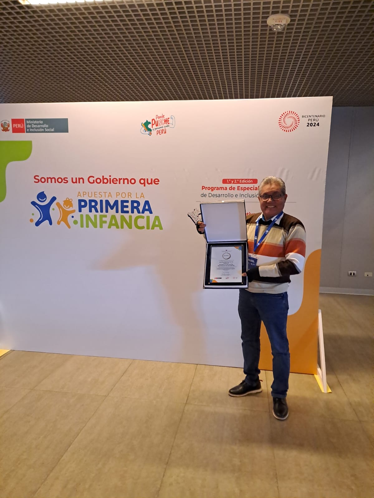 ALCALDE DE MORALES RUFINO PINEDO RECIBE DISTINTIVO "APUESTA POR LA PRIMERA INFANCIA" POR PROMOVER EL DESARROLLO INFANTIL. 