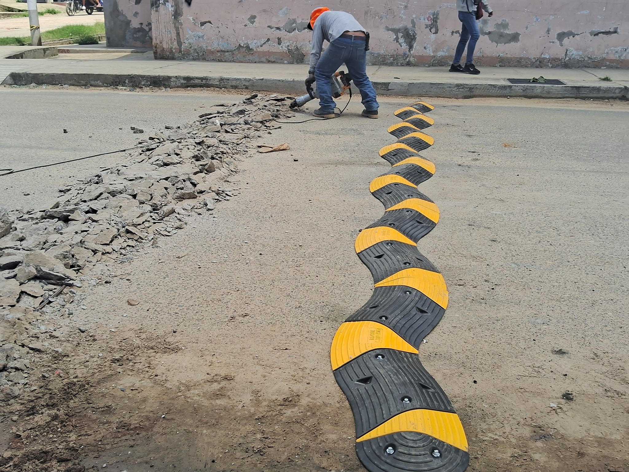 MUNICIPALIDAD DE MORALES REEMPLAZA REDUCTORES DE VELOCIDAD DE CONCRETO POR CAUCHO UNA MEJOR ALTERNATIVA