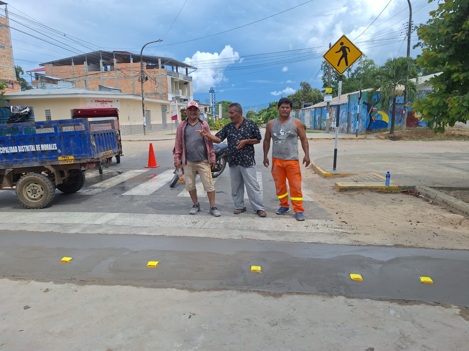 CONSTRUYEN ROMPEMUELLES PARA EVITAR ACCIDENTES EN DISTRITO DE MORALES.