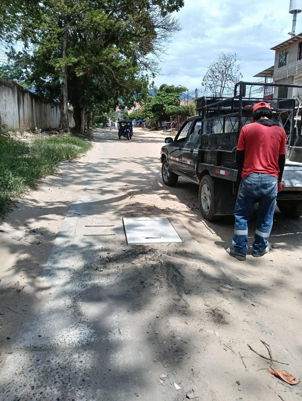 COLOCAN TAPAS EN ALCANTARILLA QUE PONÍAN EN RIESGO A PEATONES Y TRANSPORTISTAS EN JIRÓN CIRCUNVALACIÓN CUMBAZA DISTRITO DE MORALES