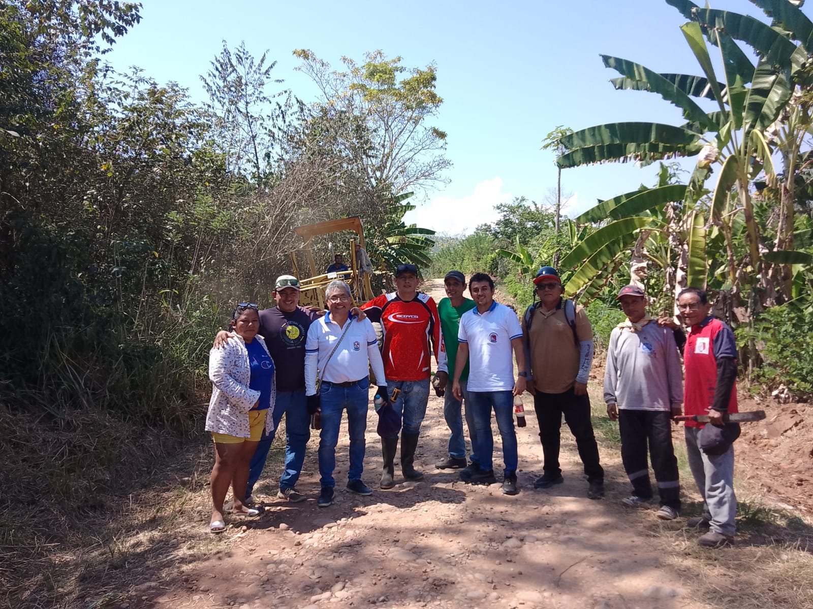 ALCALDE DEL DISTRITO DE MORALES RUFINO PINEDO SUPERVISA MANTENIMIENTO DE VÍA OASIS- ANDIVIELA.  